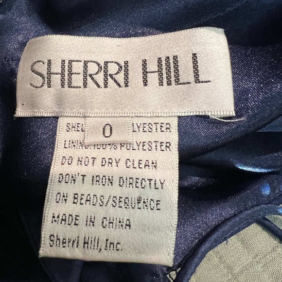 Size 0 Blue dress with crisscross tie back. Zipper on the skirt - Picture 5 of 5